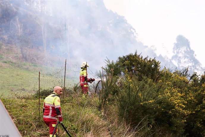 Archivo - Bomberos trabajan por extinguir las llamas ocasionadas por un Incendio forestal 