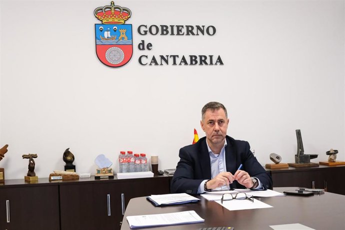 Archivo - El consejero de Cultura, Turismo y Deporte del Gobierno de Cantabria, Luis Martínez Abad