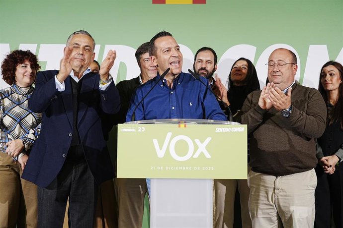 El candidato de Vox a la presidencia de Extremadura,  Óscar Fernández Calle, realiza declaraciones a la prensa durante el seguimiento de la noche electoral en la sede autonómica de VOX, a 21 de diciembre de 2025, en Mérida, Badajoz, Extremadura (España).