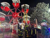 Rescatan a cuatro menores y un adulto atrapados en una noria infantil en Móstoles