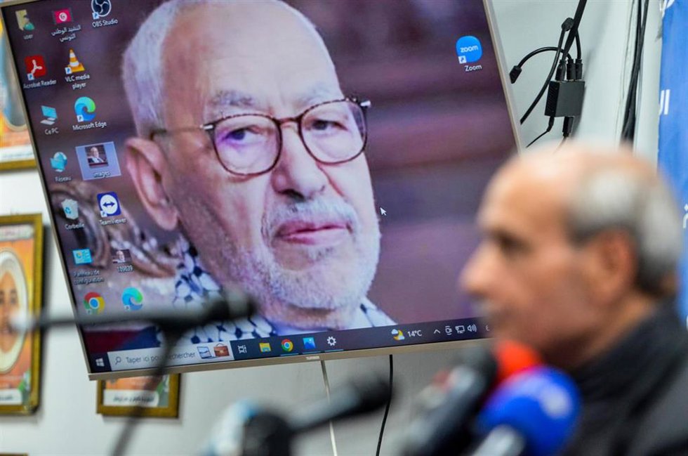 Archivo - Imagen del líder del partido tunecino Ennahda, Rachid Ghanuchi, en la pantalla de un ordenador