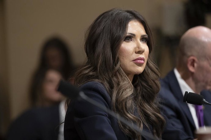 11 de dezembro de 2025, Washington, Distrito de Columbia, EUA: A Secretária de Segurança Interna dos Estados Unidos, Kristi Noem, é vista durante uma audiência do Comitê de Segurança Interna da Câmara dos EUA intitulada "Ameaças Mundiais à Pátria" no Cann