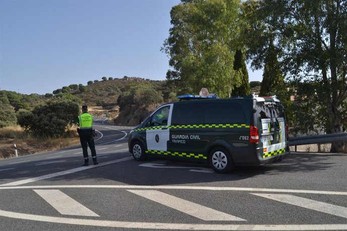 Archivo - Un agente de la Guardia Civil de Tráfico junto a una carretera en la provincia de Córdoba.