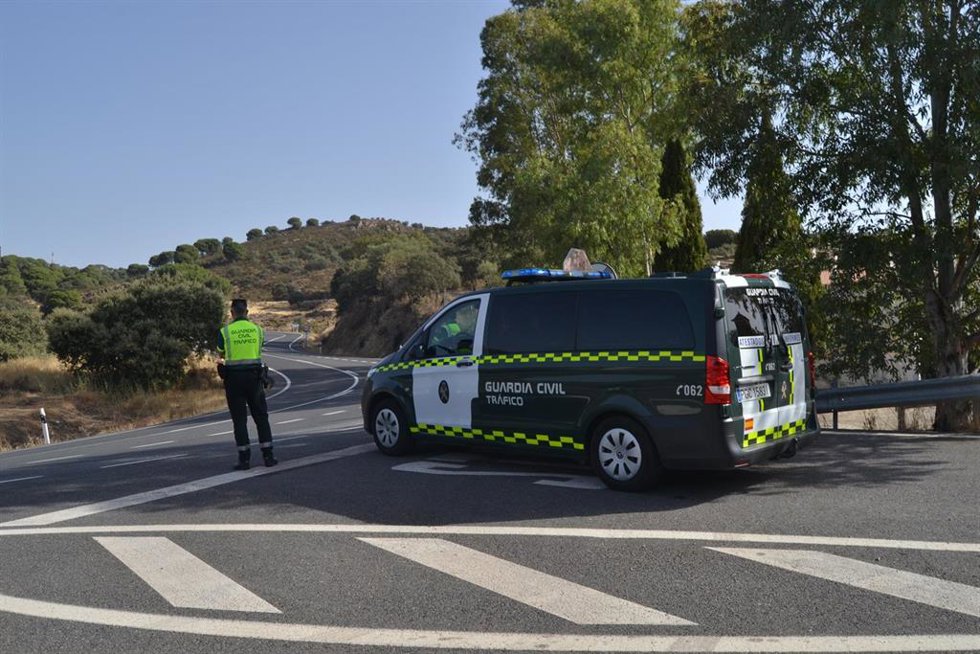Archivo - Un agente de la Guardia Civil de Tráfico junto a una carretera en la provincia de Córdoba.