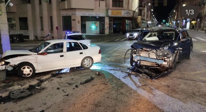 Coches accidentados tras una colisión en Cuataro Caminos, en Cuenca.