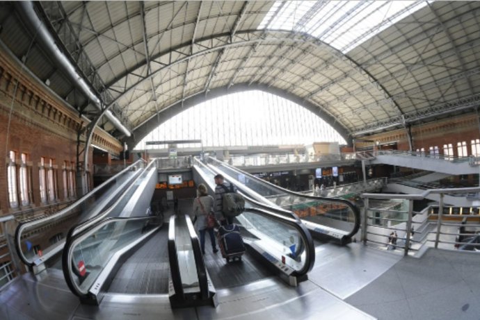 Archivo - Escaleras mecánicas en la estación de Atocha