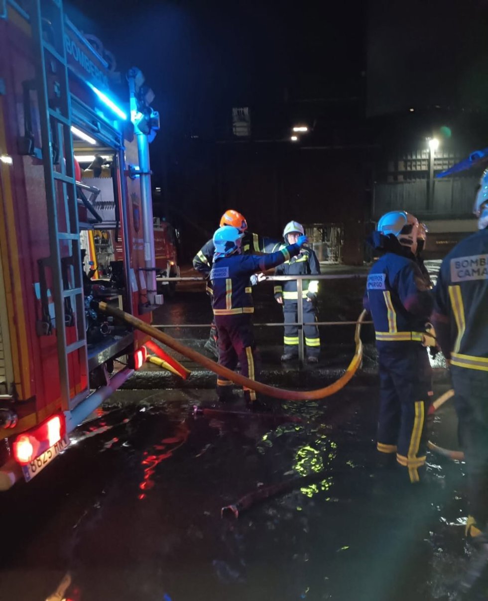 Bomberos trabajan en la extinción del inciendo en Ferroatlántica