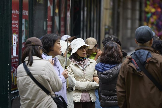 Varios turistas en el centro de la ciudad, a 4 de diciembre de 2025, en Madrid (España). 
