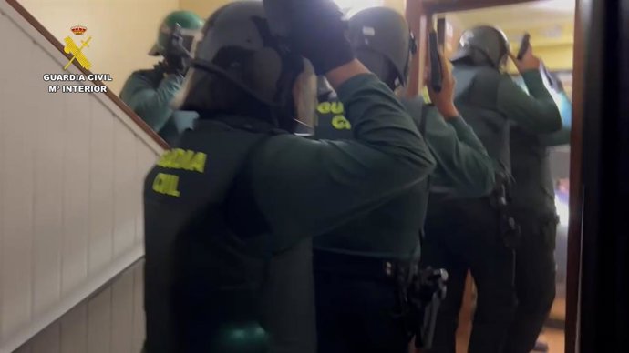 Agentes de la Guardia Civil irrumpen en un domicilio