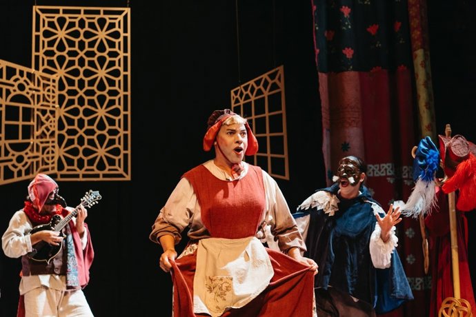 Escena de 'Enmudecer con hablar' en el Corral de las Comedias de Alcalá de Henares