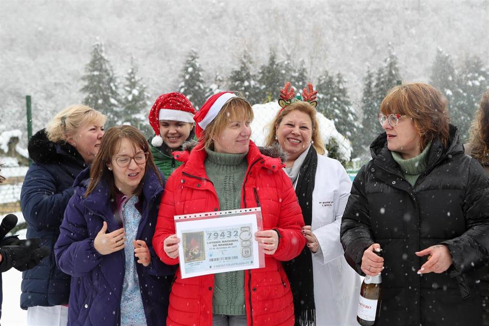 Trabajadores y familiares de la Residencia AFADLA que han sido agraciados con el Gordo del Sorteo Extraordinario de la Lotería de Navidad 2025 correspondiente al número 79432 celebran su suerte, a 22 de diciembre de 2025, en Villaseca de Laciana, León