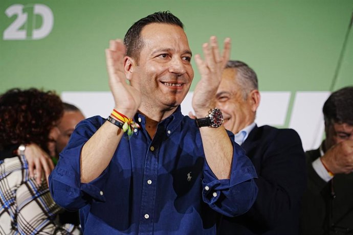 El candidato de Vox a la presidencia de Extremadura,  Óscar Fernández Calle, realiza declaraciones a la prensa durante el seguimiento de la noche electoral en la sede autonómica de VOX, a 21 de diciembre de 2025, en Mérida, Badajoz, Extremadura (España). 