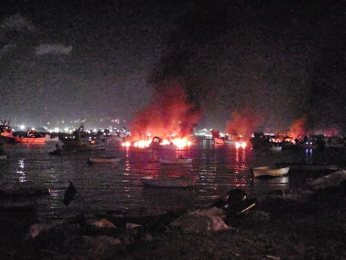 Imagen de la explosión de una embarcación en la ría de Punta Umbría (Huelva).