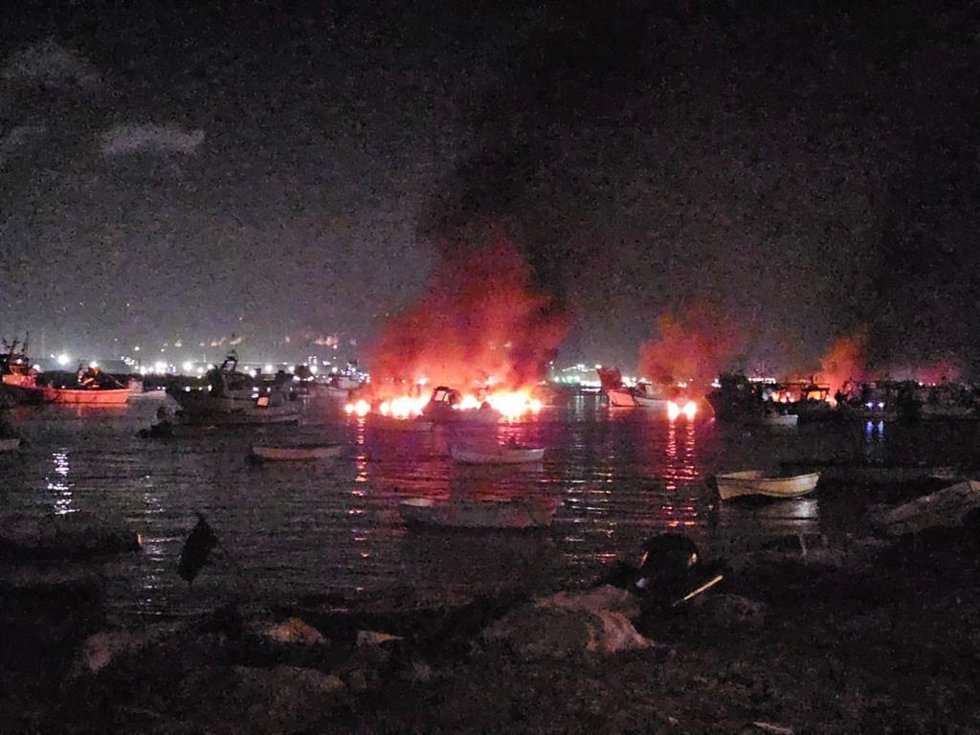 Imagen de la explosión de una embarcación en la ría de Punta Umbría (Huelva).