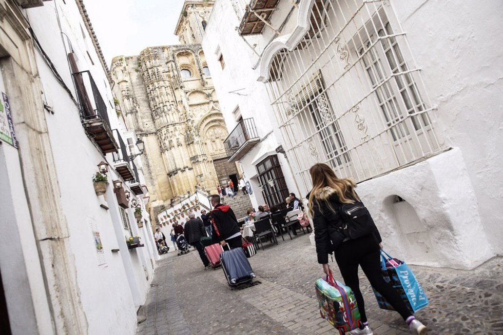 Archivo - Imagen de archivo de turistas en Andalucía.