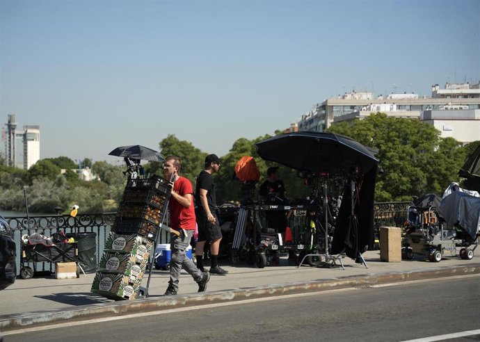 Archivo - Miembros del equipo de rodaje de la serie 'Berlín' en el puente de Triana. A 28 de julio de 2025, en Sevilla (Andalucía, España)