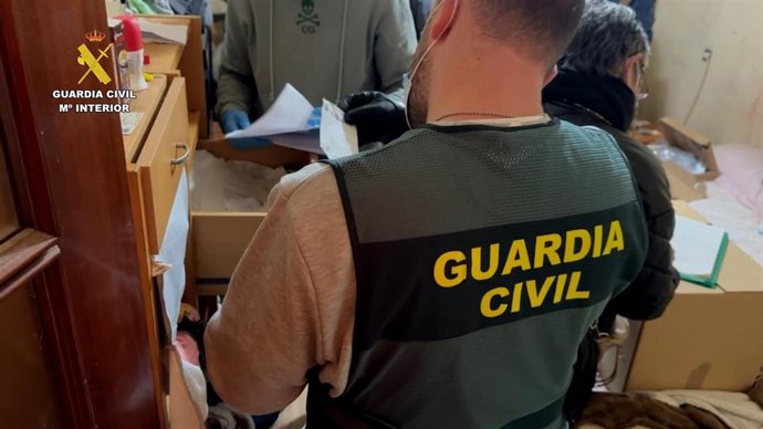 Cincuenta detenidos por estafas online por 320.000 euros a 400 personas tras registros en Burgos y Bizkaia.