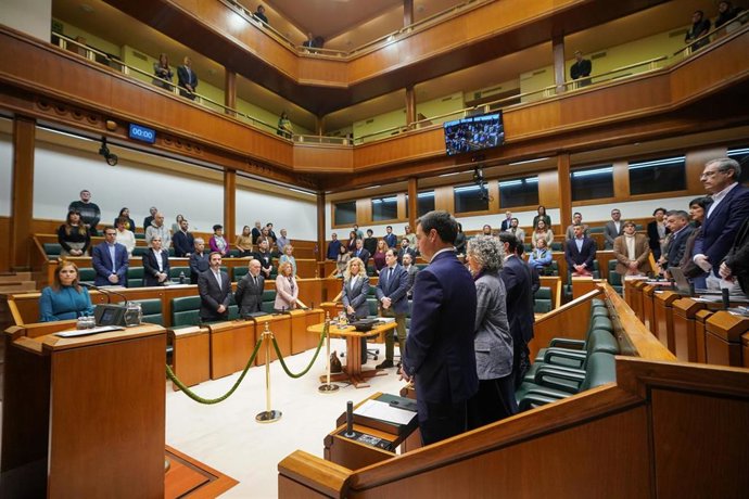 Minuto de silencio en el Parlamento vasco por la muerte violenta de una mujer en Barakaldo (Bizkaia)