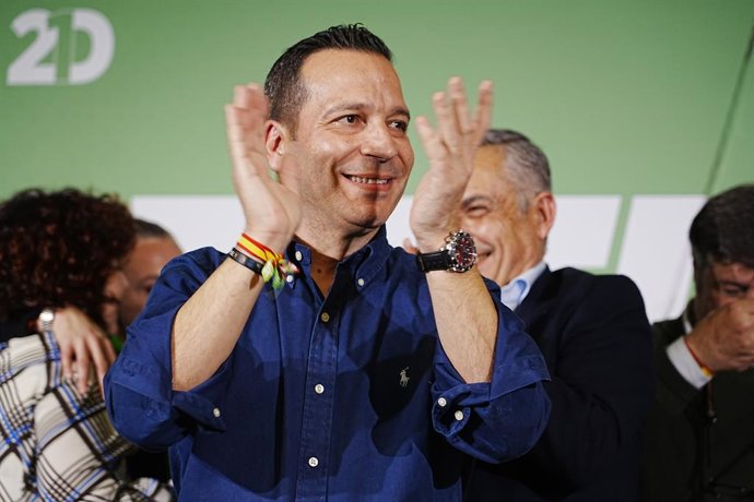 O candidato da Vox à presidência da Extremadura, Óscar Fernández Calle, faz declarações à imprensa durante o monitoramento da noite eleitoral na sede regional da VOX, em 21 de dezembro de 2025, em Mérida, Badajoz, Extremadura (Espanha).