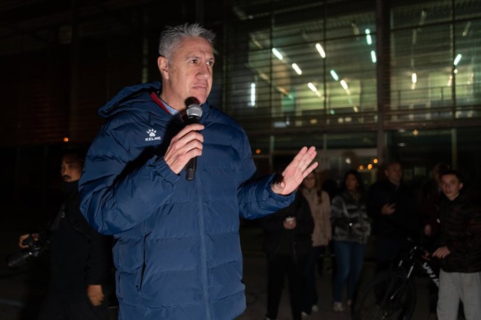 El alcalde de Badalona, Xavier García Albiol, interviene durante una convocatoria con vecinos para abordar la crisis del desalojo del B9, a 22 de diciembre de 2025, en Badalona, Barcelona, Catalunya (España)