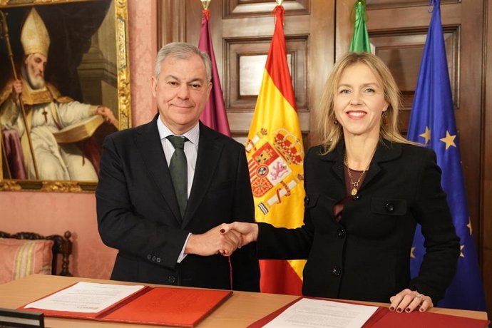 El alcalde de Sevilla, José Luis Sanz, y la portavoz del grupo Vox en Sevilla, Cristina Peláez, firman un acuerdo para aprobar los presupuestos para 2026.