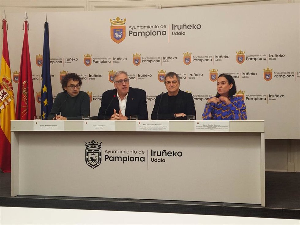 El alcalde de Pamplona, Joseba Asiron, la concejala de Igualdad, Zaloa Basabe, y los concejales Mikel Armendáriz y Txema Mauleón