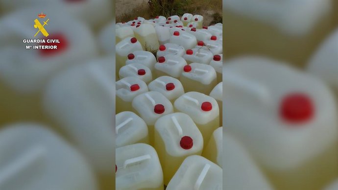 Archivo - Arquivo - Cilindros de gasolina apreendidos em uma praia em Rota