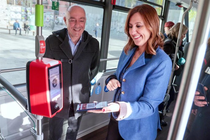Archivo - La alcaldesa de València, María José Catalá, junto al edil Movilidad, Jesús Carbonell, en una imagen de archivo