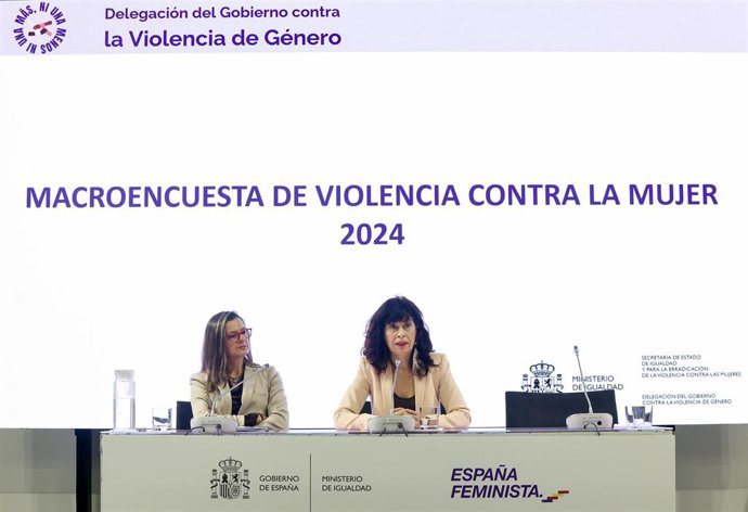 La ministra de Igualdad, Ana Redondo (d), y la jueza Carmen Martínez Perza (i) durante la presentación de la Macroencuesta de Violencia contra la Mujer, en el Ministerio de Igualdad, a 3 de diciembre de 2025, en Madrid (España). 