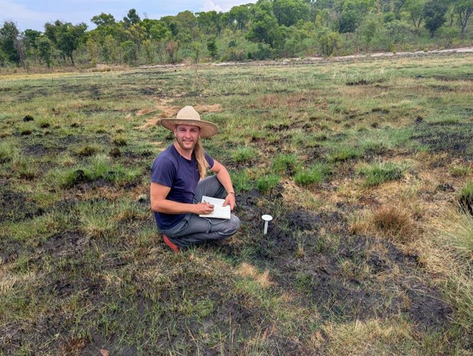 El investigador de la ULE Víctor Fernández durante la expedición científica del Okavango Wilderness Project a Angola.