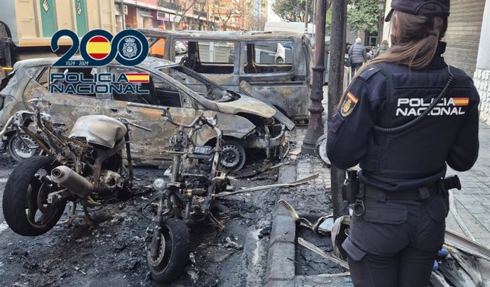 Agentes de la Policía Nacional han detenido esta madrugada en València a un varón de 45 años por incendiar de forma intencionada 18 contenedores urbanos, causar daños en 32 vehículos y en tres edificios