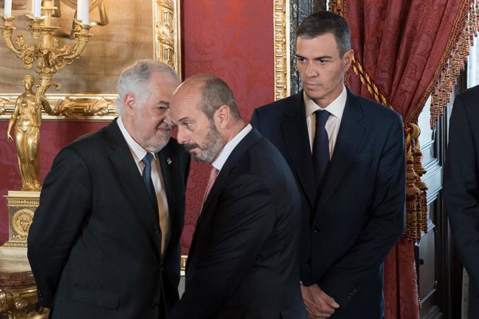 Archivo - Arquivo - (E-D) O Presidente do Tribunal Constitucional (TC), Cándido Conde-Pumpido; o Presidente do Senado, Pedro Rollán e o Presidente do Governo, durante a cerimônia que marcou o 40º aniversário da assinatura do Tratado de Adesão da Espanha à