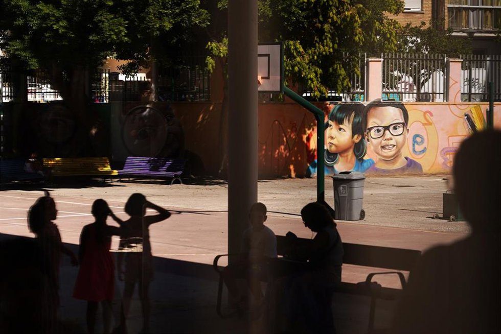 Archivo - Niños en el patio de un centro público de Andalucía.