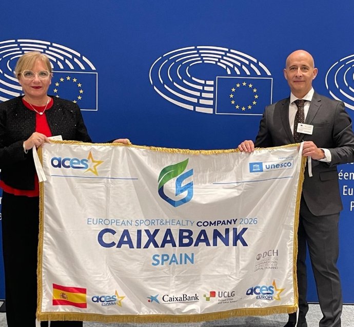 El director de Bienestar y Prevención de Riesgos Laborales de CaixaBank, Javier Rojas, y la gerente de Bienestar, Teresa Pérez Delgado, durante la entrega del certificado en Bruselas.
