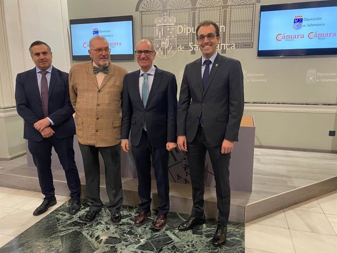 De izquierda a derecha, el diputado de Empleo y Desarrollo Rural, Antonio Labrador; el presidente de la Cámara de Comercio de Béjar, Buenaventura Velasco; el presidente de la Diputación, Javier Iglesias y el presidente de la Cámara, Alberto Díaz.