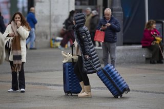 Varios turistas en el centro de la ciudad, a 4 de diciembre de 2025, en Madrid (España). La Comunidad de Madrid recibió un total de 942.277 turistas internacionales durante el mes de octubre, lo que supone una subida del 9,08% respecto al mismo mes del añ