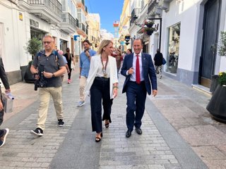 La presidenta de la Diputación de Cádiz, Almudena Martínez, y el alcalde de Chiclana de la Frontera, José María Román, en un paseo por la localidad gaditana.