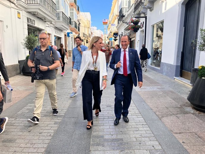 La presidenta de la Diputación de Cádiz, Almudena Martínez, y el alcalde de Chiclana de la Frontera, José María Román, en un paseo por la localidad gaditana.