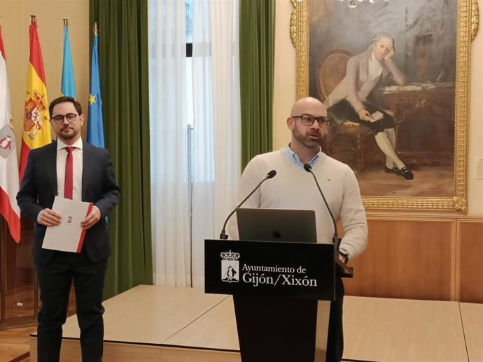 El concejal de Urbanismo de Gijón, Jesús Martínez Salvador, y el director general de Alcaldía y Proyectos de Ciudad de Gijón, Jaime Fernández-Paíno, en rueda de prensa en el Consistorio gijonés.