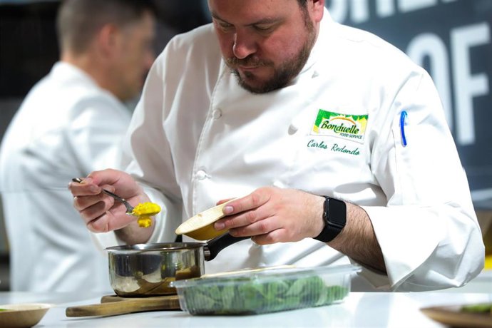 Archivo - Un cocinero prepara un plato, en Madrid (España) a 24 de febrero de 2020.