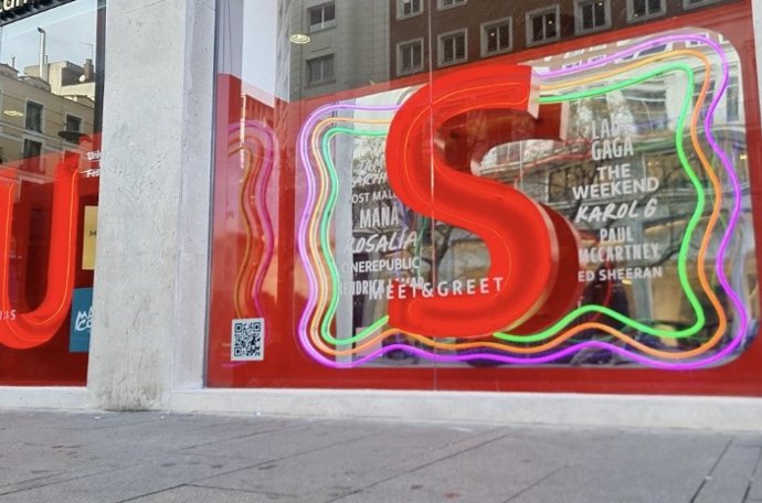 Archivo - Nuevo escaparate de Banco Santander en Gran Vía, nº 80.