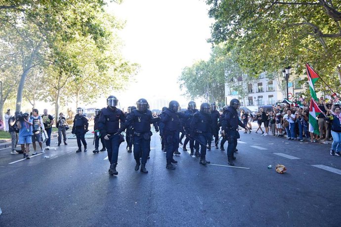 Archivo - Cargas policiales a varias personas que protestan a favor de Palestina en Atocha, el día de la etapa 21 de la Vuelta Ciclista a España, a 14 de septiembre de 2025, en Madrid (España). La Vuelta Ciclista a España pone hoy en Madrid el punto y fin