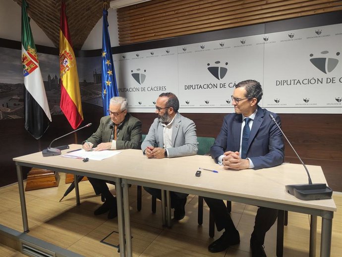 El presidente de la Diputación Provincial de Cáceres, Miguel Ángel Morales, y el director general de Negocio de Empresas de Unicaja, Jesús Ruano, firman ante notario la compra venta del Palacio de Mayoralgo
