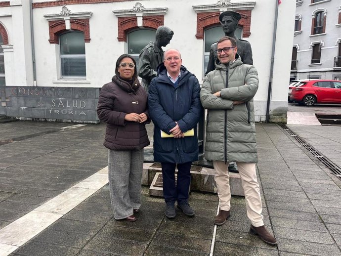 Agustín Cuervas-Mons, acompañado de los también diputados regionales José Luis Costillas y Sandra Camino.