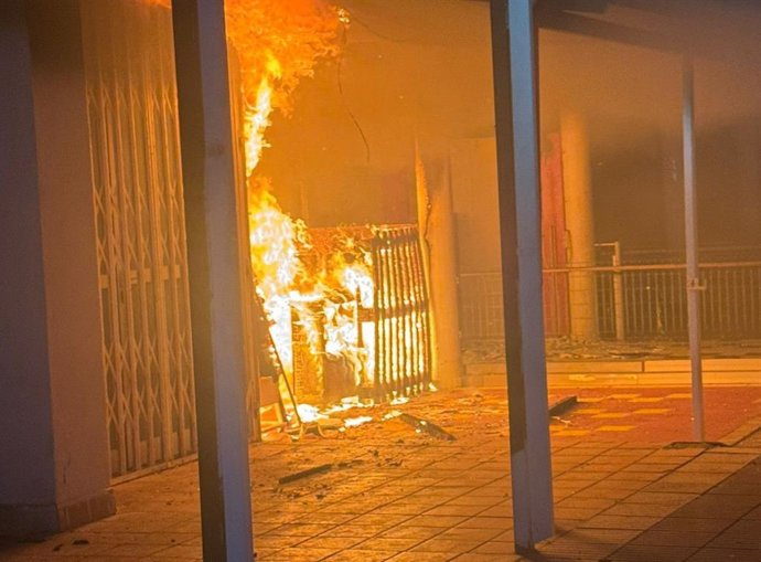 Un incendio calcina la terraza de un local en Alcúdia.