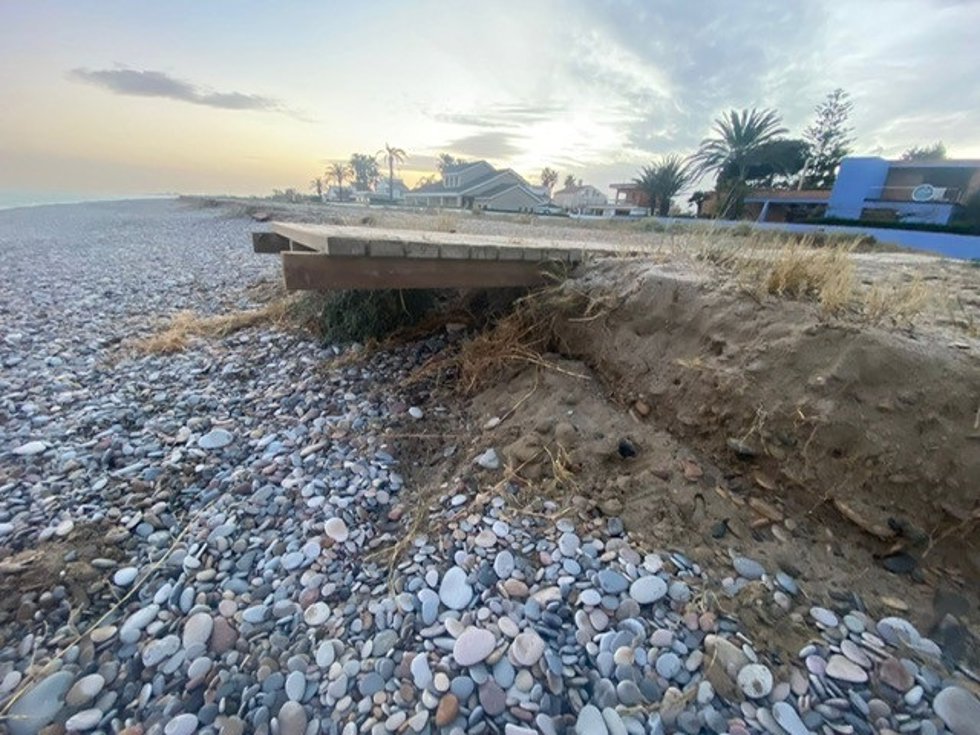 Archivo - Vecinos alertan del estado de las playas de Almard, Corinto y Malvarrosa.