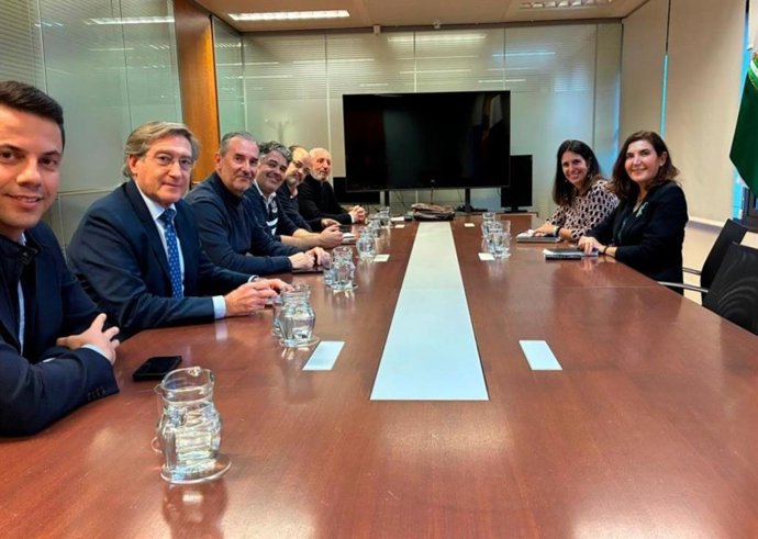 Reunión de la Junta de Andalucía con UGT para analizar la formación especializada en el sector portuario.