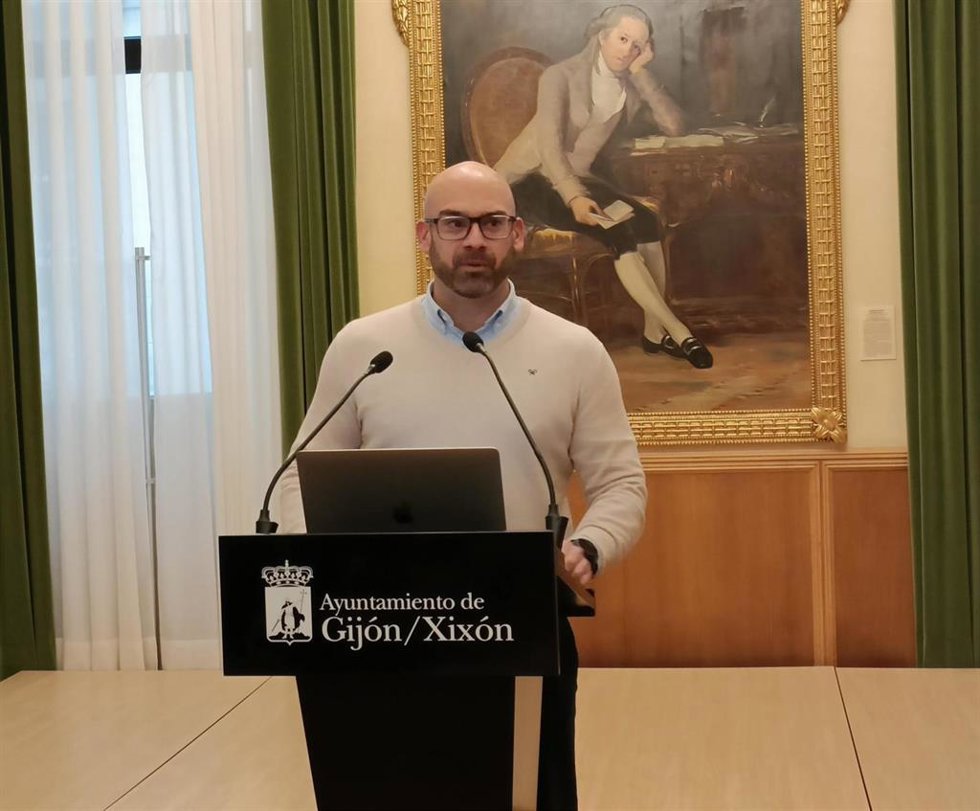 El portavoz de la Junta de Gobierno y concejal de Urbanismo, Jesús Martínez Salvador, en rueda de prensa en el Consistorio gijonés.