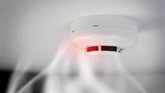 Foto: No sobrecargar enchufes y regletas, detectores de humo o luces con certificado europeo, consejos para evitar incendios
