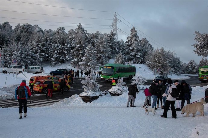 Archivo - Varias personas en el Puerto de Cotos, a 7 de enero de 2024, en Madrid (España). Durante el fin de semana, la nieve ha obligado a utilizar cadenas en la carretera M-601, en ambos sentidos, a la altura del Puerto de Navacerrada, ya que el espesor